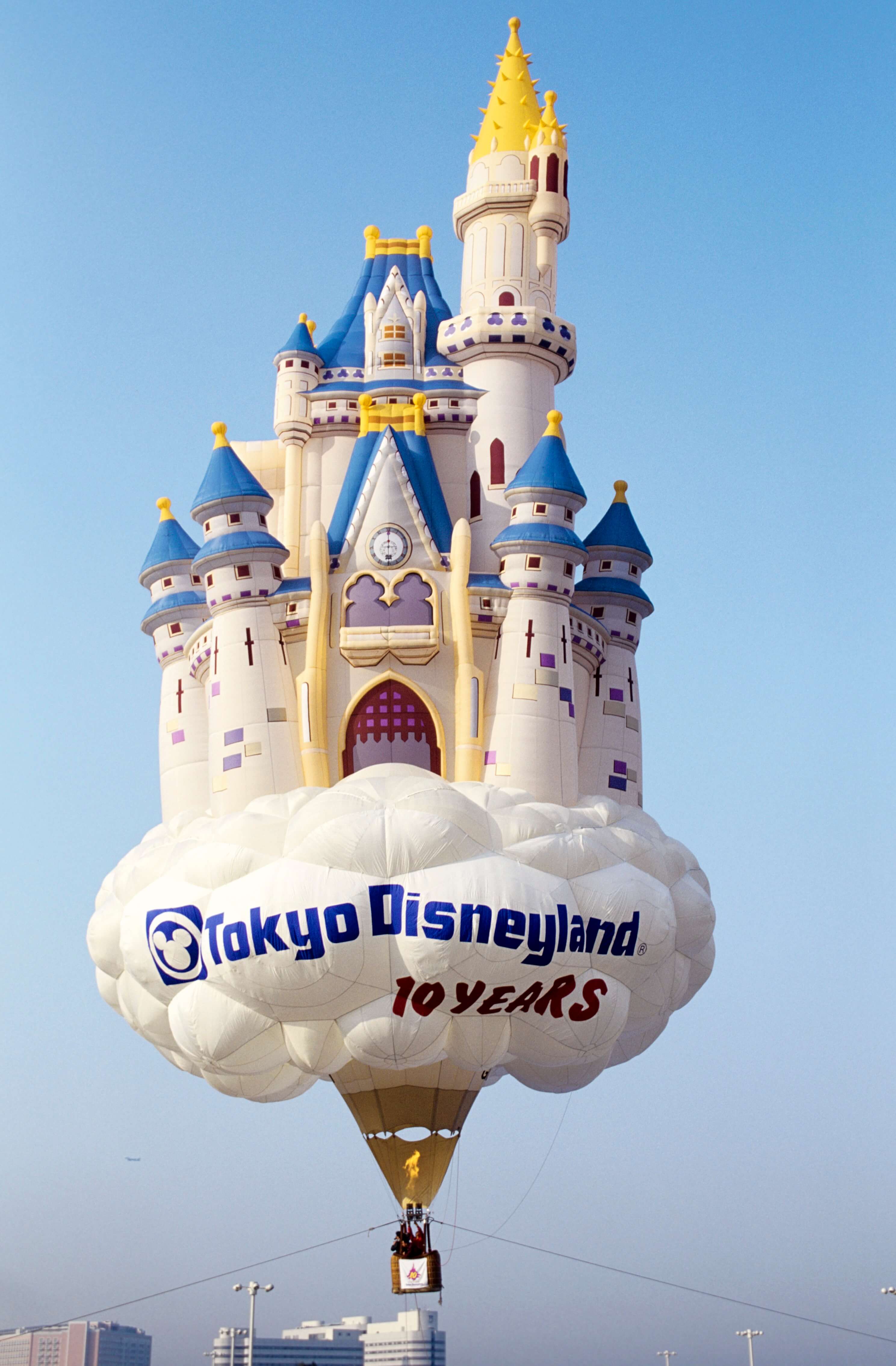 シンデレラ城の気球も 東京ディズニーランド の平成30年間を振り返